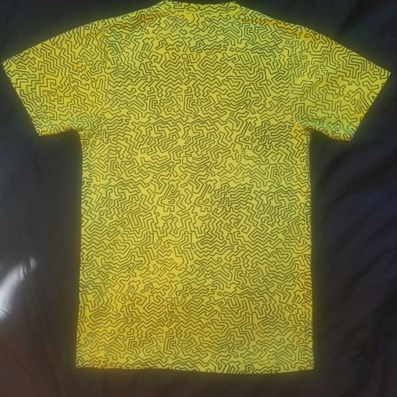Yellow abstract t-shirt - Picture 2 of 2